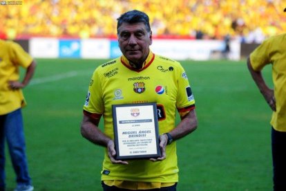 Miguel Brindisi, DT finalista de América con Barcelona, fue homenajeado por el club en 2016 y recientemente entregándole la camiseta del Centenario.