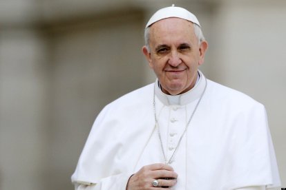 El papa Francisco toca su crucifijo. La muerte del sumo pontífice se confirmó el 21 de abril de 2025.