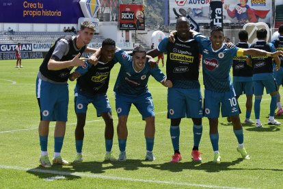 Rafael Monti (c) marcó un doblete ante Técnico Universitario.