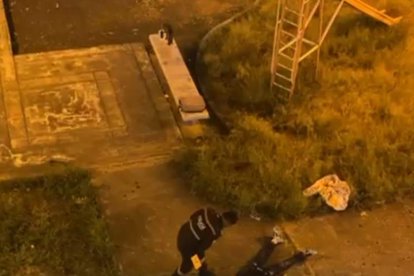 La Policía recogió indicios en el sitio del suceso.