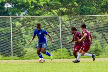 El extremo Kevin Mina (i) se presenta como alternativa de Jackson Rodríguez en el lateral izquierdo.