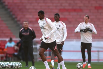 London (United Kingdom), 28/04/2025.- Willian Pacho (L) of PSG attends the training session of the team at Emirates Stadium in London, Britain, 28 April 2025. Paris Saint Germain will face Arsenal in the UEFA Champions League semi-finals 1st leg soccer match on 29 April 2025. (Liga de Campeones, Reino Unido, Londres) EFE/EPA/NEIL HALL