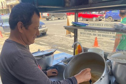 Héctor Estrada dice que los hinchas pagan apuestas con encebollado.