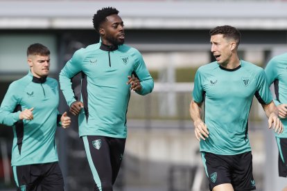 LEZAMA (BIZKAIA)., 30/04/2025.- Iñaki Williams (i) y Oscar de Marcos (d) calientan durante el último entrenamiento con el que el Athletic de Bilbao ha preparado este miércoles el partido de Liga Europa del jueves ante el Manchester United en San Mamés, choque de ida de semifinales. EFE/ Miguel Toña