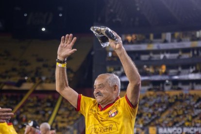 Víctor Ephanor exfigura de Barcelona y el aplauso de su gente.