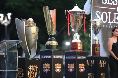 Trofeos de Barcelona SC que se exhibieron en el Parque Centenario.