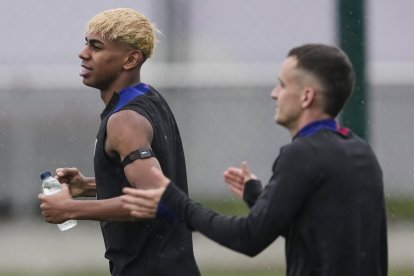 GRAFCAT7804 Sant Joan Despí (BARCELONA) 02/05/2025.- Los jugadores del FC Barcelona, Lamine Yamal y Marc Casado (d), durante el entrenamiento realizado hoy en la Ciudad Deportiva Joan Gamper de cara la partido de la Liga que jugarán mañana contra el Real Valladolid. EFE/Alejandro García