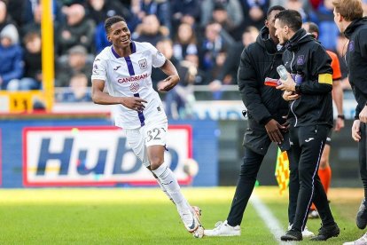 Nilson Angulo destaca en Anderlecht.