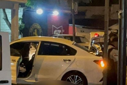 Las víctimas iban en un auto blanco.