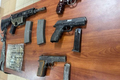 Un fusil fue hallado en poder de los detenidos.