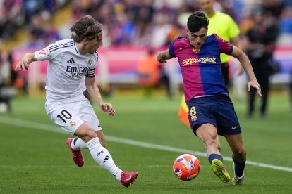 El centrocampista del Barcelona Pedri y el centrocampista del Real Madrid Luka Modric, durante el partido de la jornada 35 de LaLiga.