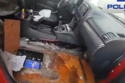 La sustancia estaba oculta en el piso de los vehículos.