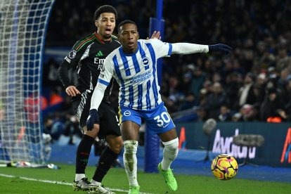 Pervis Estupiñán destaca por su capacidad para atacar y defender.