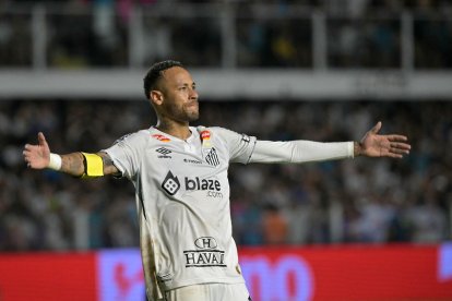 El delantero del Santos Neymar durante el partido de fútbol entre el Santos y el Botafogo en el estadio Urbano Caldeira.