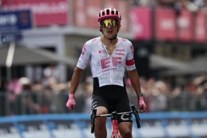 Richard Carapaz celebra tras la victoria al cruzar la meta de la 11ª etapa del Giro de Italia de Viareggio a Castelnovo ne' Monti.