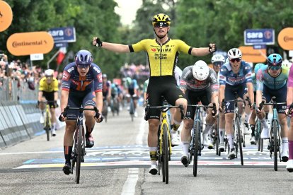 Olav Kooij del Team Visma fue el protagonist de la etapa 12 al ganarla.