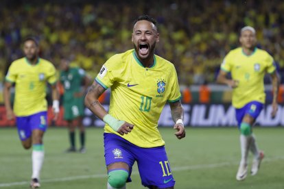 AME7813. BELÉM (BRASIL), 08/09/2023.- Neymar de Brasil celebra un gol hoy, en un partido de las Eliminatorias Sudamericanas para la Copa Mundial de Fútbol 2026 entre Brasil y Bolivia en el estadio estatal Jornalista Edgar Augusto Proença en Belém (Brasil). EFE/ Sebastiao Moreira