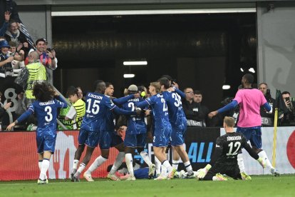 La locura se desató en los jugadores del Chelsea con el tanto del volante ecuatoriano (c).