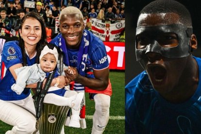 Moisés Caicedo en familia unidos por la camiseta del Chelsea.