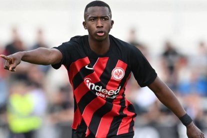 Willian Pacho jugando en Eintracht Frankfurt