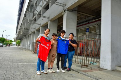 Fernando (camiseta azul) acude a diario al Capwell junto a su amigo Ronald Bayas y sus tías Mafer (camiseta roja) y Betsy Merchán.