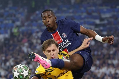 Munich (Germany), 31/05/2025.- Nicolo Barella of Inter and Willian Pacho (R) of PSG in action during the UEFA Champions League final between Paris Saint-Germain and Internazionale Milano, in Munich, Germany 31 May 2025. (Liga de Campeones, Alemania) EFE/EPA/CHRISTOPHER NEUNDORF