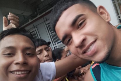 Joel Chimbolema logró sacarse una foto con su ídolo Kendry Páez.