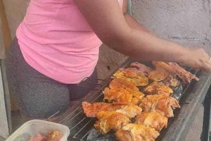 Referencial. La venta de alitas asadas es común en algunos sectores de la ciudad.