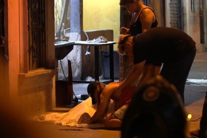 Vecinos taparon el cuerpo con una sábana.