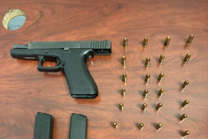 Uno de ellos tenía esta arma de fuego y el otro las municiones.