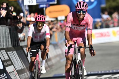 Richard Carapaz e Isaac del Toro tuvieron un cruce en la etapa 20 del Giro.