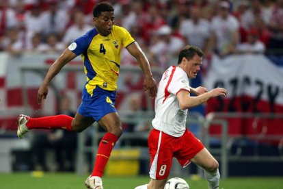 De la Cruz fue parte, con Ecuador, de los Mundiales 2002 y 2006.