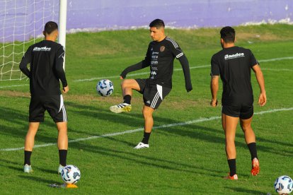 AME4604. MONTEVIDEO (URUGUAY), 09/06/2025.- El jugador de la selección de Venezuela Jeferson Savarino (c) participa en un entrenamiento este lunes, en el estadio Luis Franzini en Montevideo (Uruguay). EFE/ Gaston Britos