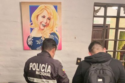 Los policías buscan documentos que la relacionarían con el delito.