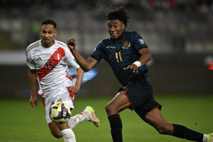 El delantero Kevin Rodríguez (d) no remató a puerta una sola vez en el partido ante Perú, del pasado martes 20 de junio.