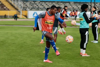 Romario Caicedo, defensa del Emelec, durante un calentamiento en el estadio Olímpico Atahualpa, de Quito.