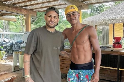 Neymar (i) y Lamine Yamal comparten comparten de una tarde deportiva la mansión del brasileño en en Mangaratiba, en el litoral de Río de Janeiro.