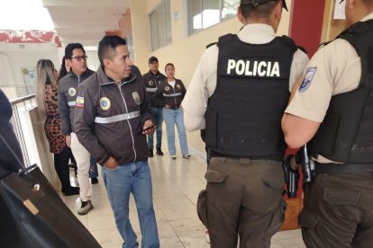Las unidades siguen indagando en el colegio de Quito donde hubo disparos.