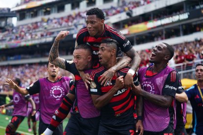 Gonzalo Plata (arriba) en el festejo de gol junto a sus compañeros de Flamengo.