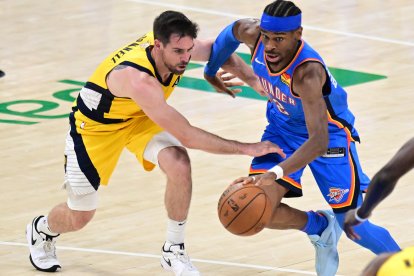 Shai Gilgeous-Alexander (d) y T.J. McConnell de Pacers en una de las acciones de partido de la gran final que terminó a favor de Thunder.