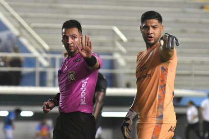 El árbitro Kleber Aroca (i) fue criticado por el presidente de Manta, Jaime Estrada, por no pitarle un penal ante Orense