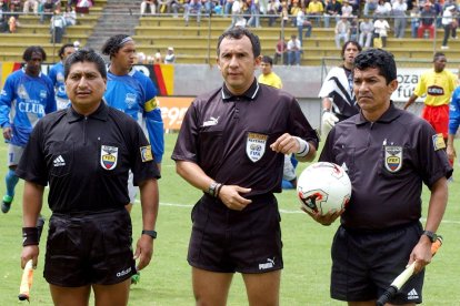 Charles Mendoza (c) dirigió internacionalmente como réferi ecuatoriano