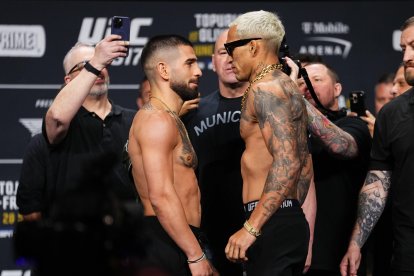 Ilia Topuria y Charles Oliveira se miden en UFC317. Será la pelea principal