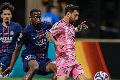 Willian Pacho (i) PSG marca a Lionel Messi en el Mundial de Clubes