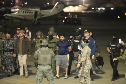 El supuesto líder de Los Choneros fue llevado de Manta a Guayaquil.