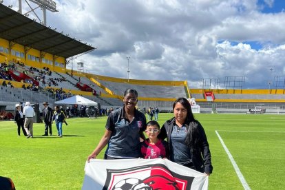 La entrenadora posa junto a uno de sus alumnos más destacados.