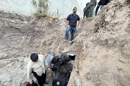 Así lucía la entrada a uno de los escondites de armas y dinero que Fito tenía en la propiedad donde se ocultaba.