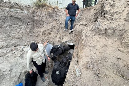 Así lucía la entrada a uno de los escondites de armas y dinero que Fito tenía en la propiedad donde se ocultaba.