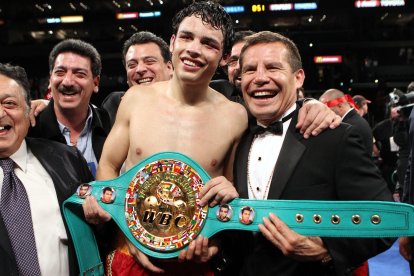 Julio César Chávez Jr. junto a su padre, el mítico boxeador mexicano.