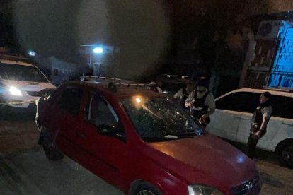 Las víctimas se movilizaban en un vehículo de color rojo.